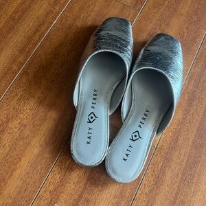 The Katy Perry Evie Silver  Metallic mule Size 7